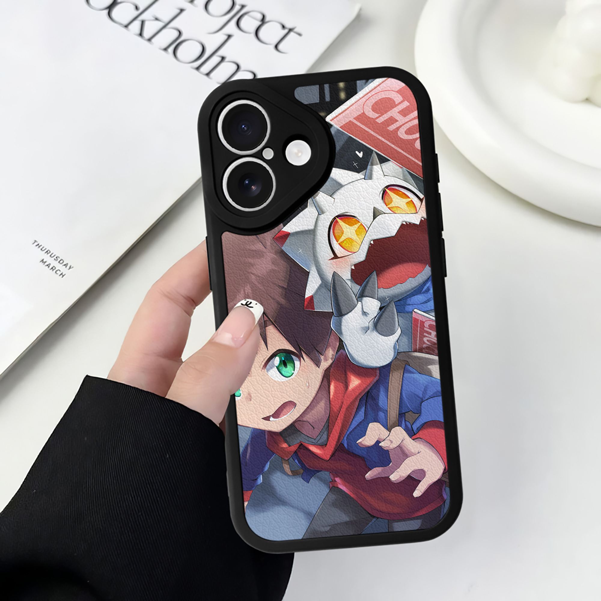 （画像用） Digimon デジタルモンスター/デジモン 【iPhone 16シリーズ対応】シリコンスマホケース（レザー調） 材質：シリコン